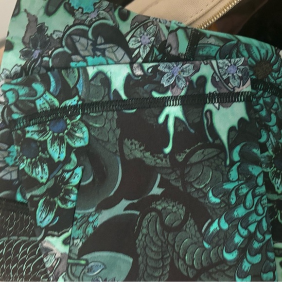 Lululemon emerald and black print leggings - Picture 5 of 6
